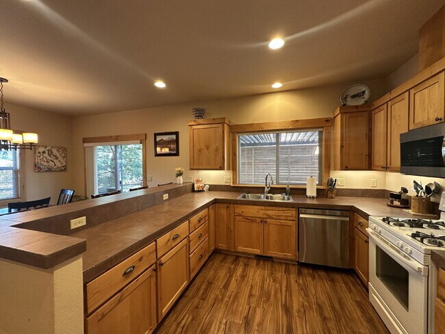 Foto del edificio - 2737 NW Skyliners Rd