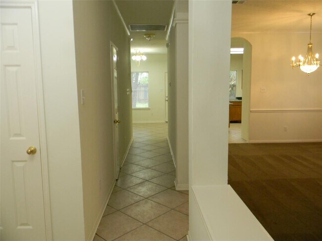 Building Photo - 16919 Summerfield Ridge Dr