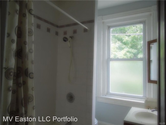 Building Photo - 5 br, 1 bath House - 134 S. 8th St