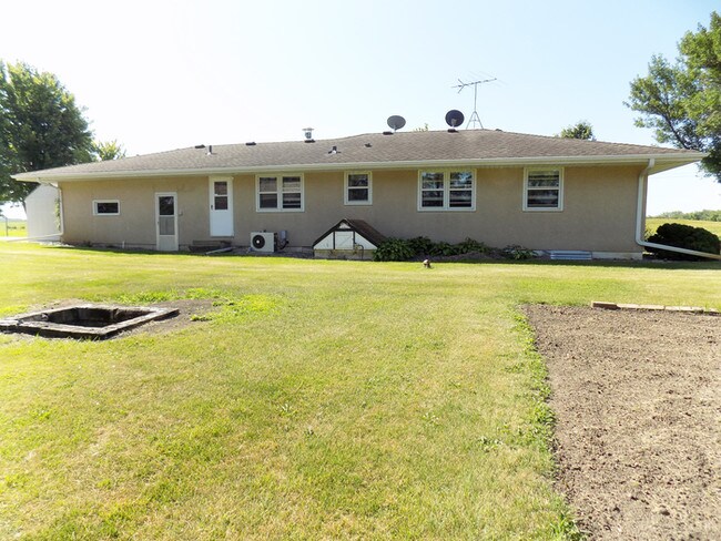 Building Photo - Country Home on 1 Acre!