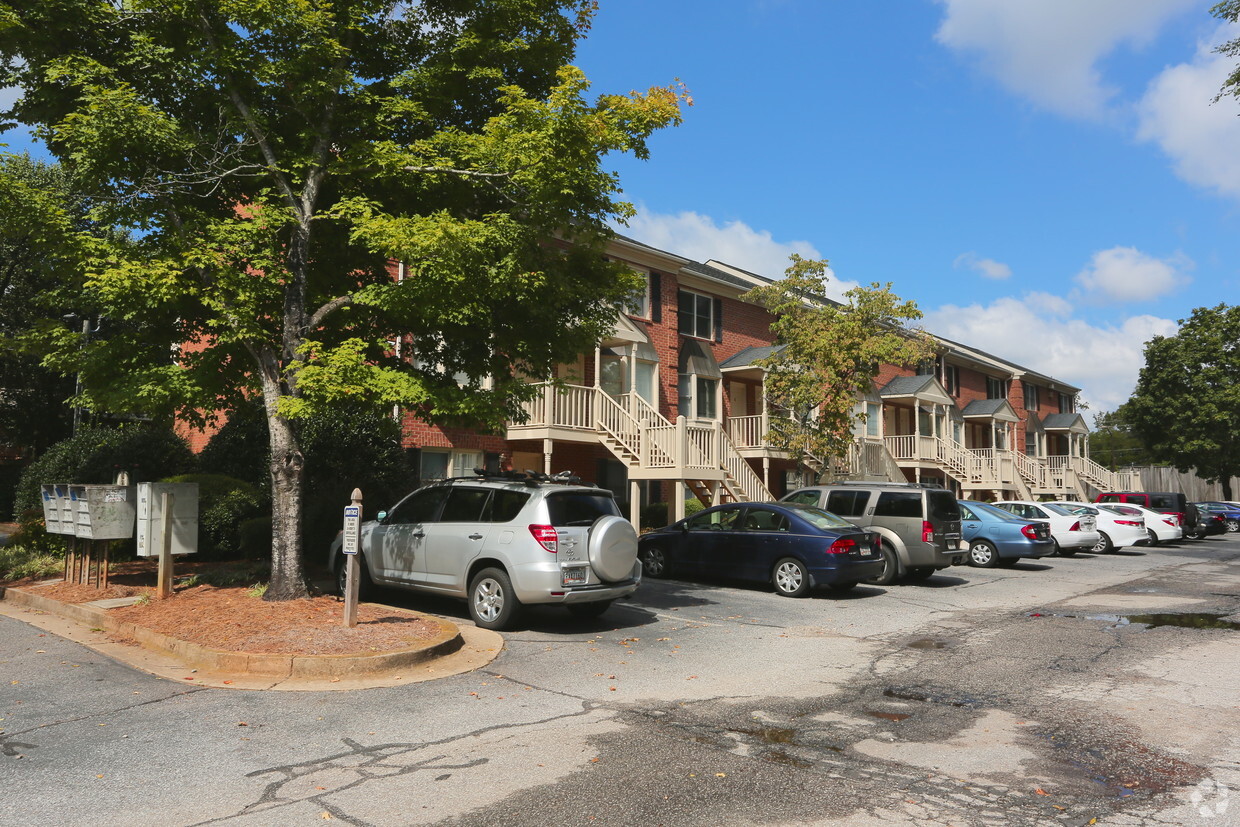 Primary Photo - Dearing Courtyard