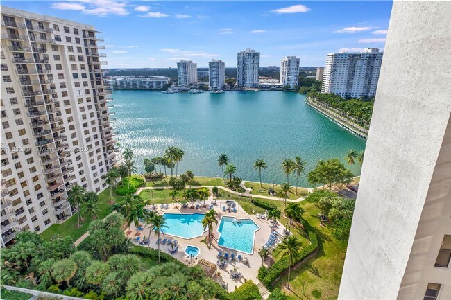Foto del edificio - 18181 NE 31st Ct