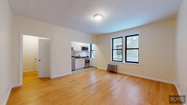 Building Photo - 218 W 10th St