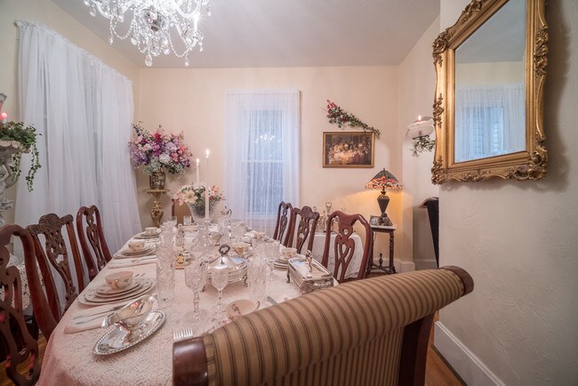 Dining Room - Setting for 8 - 319 N 1st St