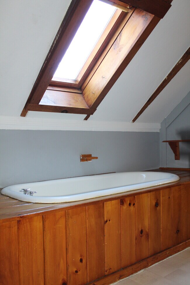 Unique Tub Perfect for Relaxation separate from shower - 508 N Washington St