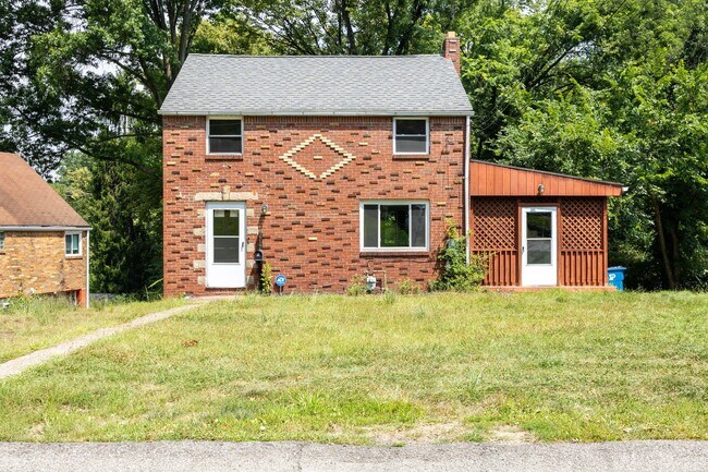 Foto del edificio - Spacious 4-Bedroom Home with Garage and Ya...