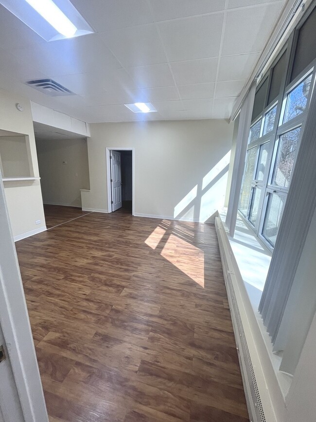 Building Photo - 920 W Lakeside Pl