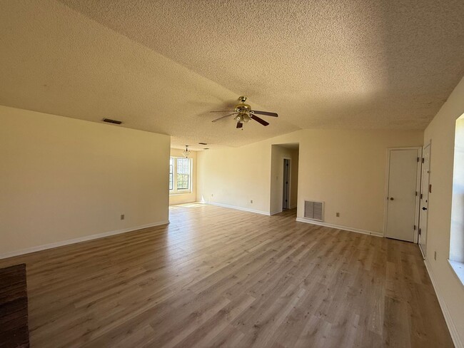 Foto del edificio - **** $125 PRICE DROP NOW 1975!!!****    Be...