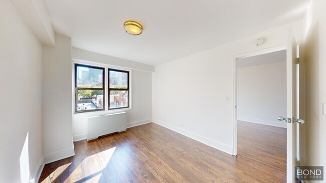 Building Photo - 220 E 63rd St