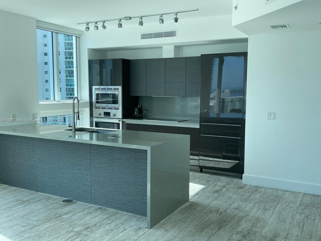 Building Photo - 1080 Brickell Ave