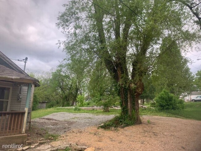 Building Photo - 2 br, 1 bath House - 506 Station St.