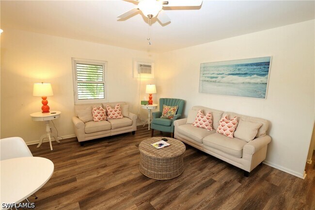 Foto del edificio - 130 N Collier Blvd