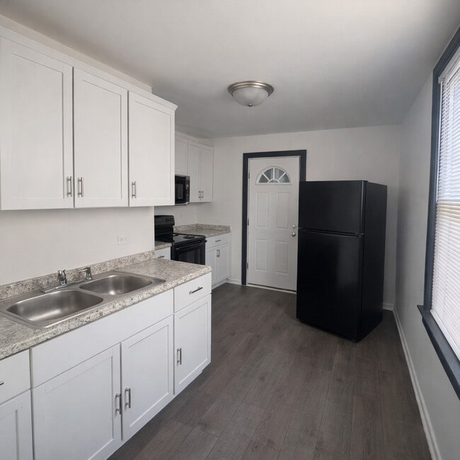 Building Photo - 7923 S Clyde Ave