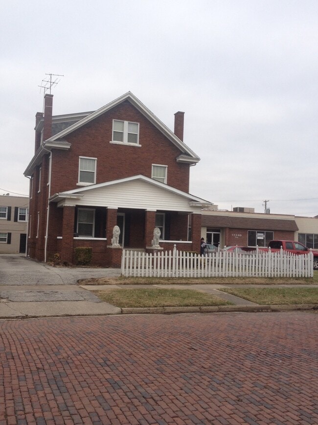 Building Photo - 704 10th Ave