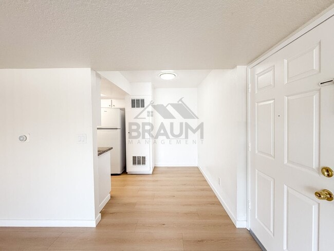 Building Photo - 5245 Riverton Ave