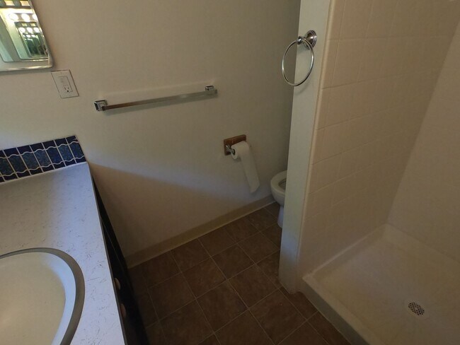 Building Photo - 545 University Ave