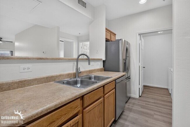 Building Photo - Beautiful 2Bdm 2Ba Condo with Community Pool in Glendale!