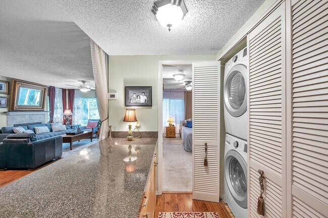 Foto del edificio - Quiet 3 bedroom 2 Bathroom Condo Unit in C...