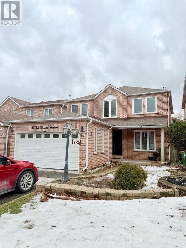 Building Photo - 16 Oak Knolls Crescent