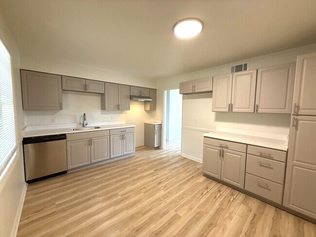 Foto del edificio - 5805 Blueridge Dr