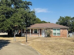 Building Photo - 912 Woodview Dr