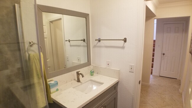 Foto del edificio - 4557 W 166th St