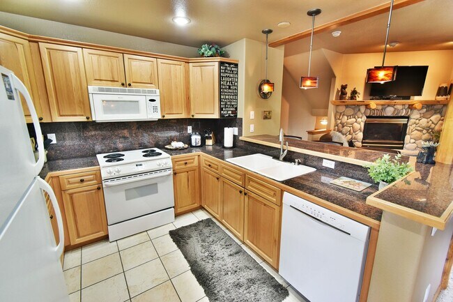 Building Photo - Winter Seasonal Rental - 33 Skyline Drive