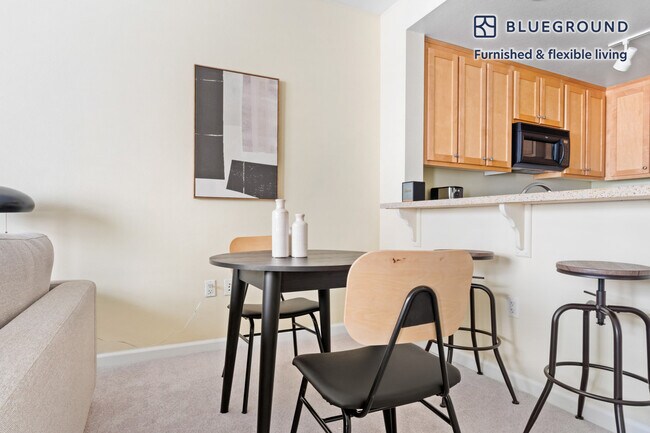 Foto del edificio - 853 Commodore Dr