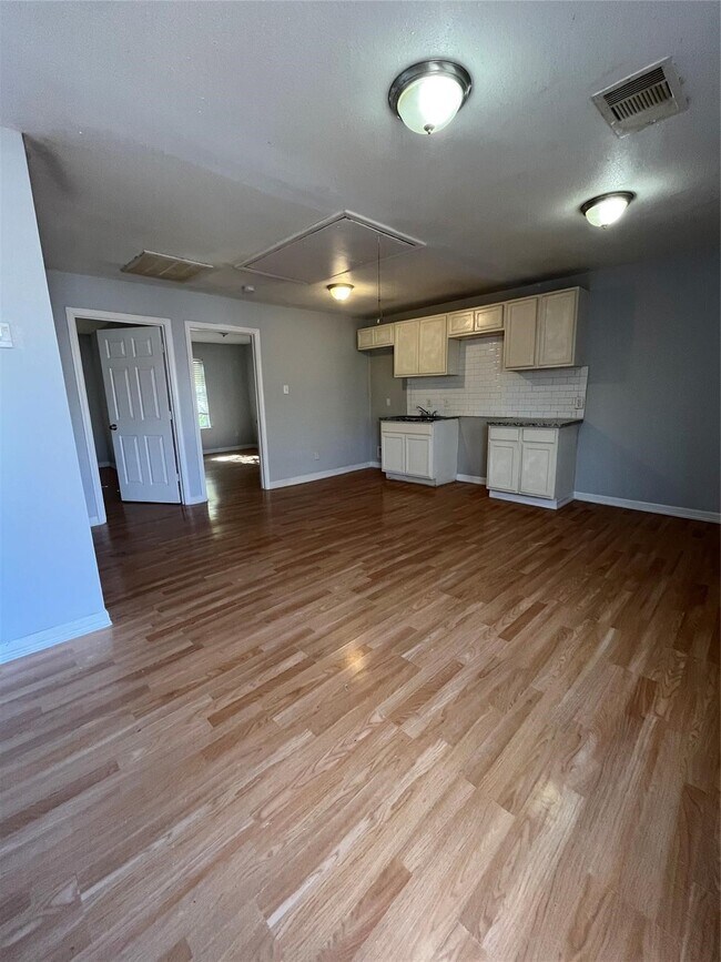 Foto del edificio - 5142 Higgins St