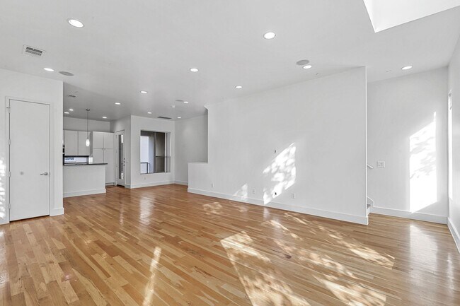 Building Photo - Rooftop Townhome- 2 Bedroom 2.5 Bathroom -...
