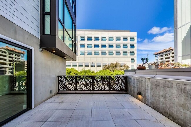 Building Photo - 595 Mariposa St
