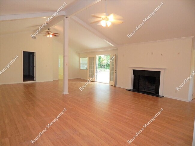 Foto del edificio - 745 Glenforest Rd