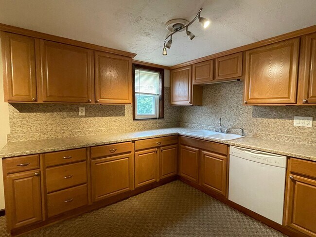 Building Photo - 3630 Colebrook Rd