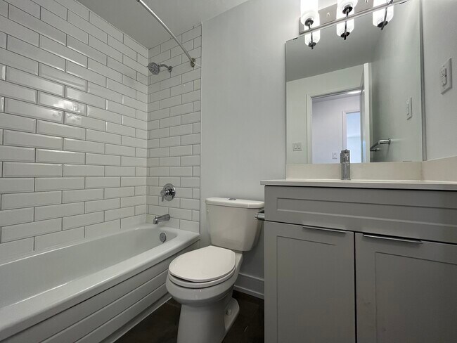 Photo du bâtiment - 139 Christopher Drive,205 & 215 Champlain Blvd
