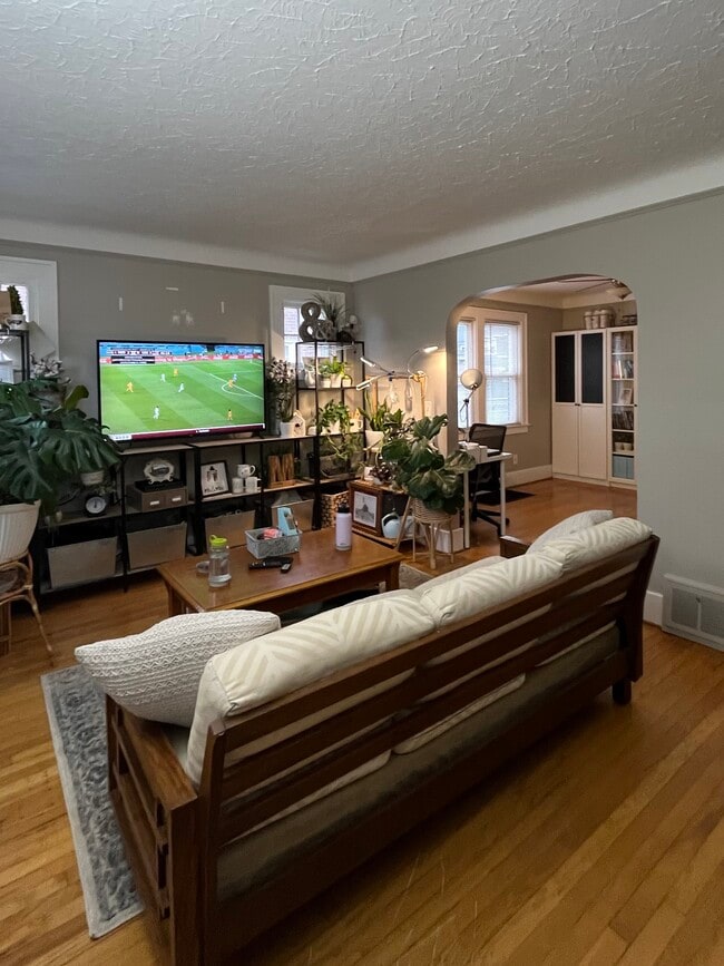 Building Photo - 122 W Houstonia Ave