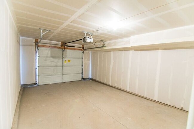 Building Photo - Beautiful End Unit Townhome in Vineyard