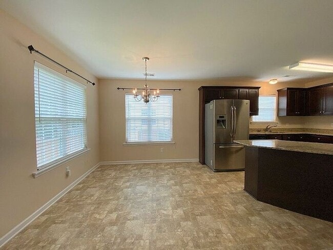Building Photo - Well maintained 3 bedroom, 2 bath newer ho...