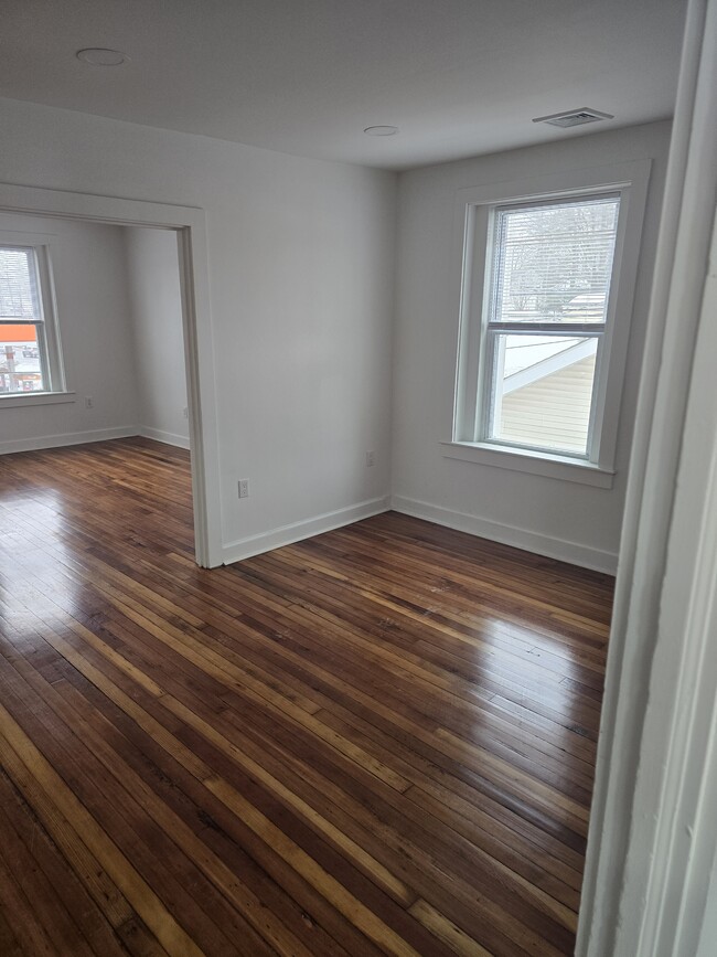 Building Photo - 56 Burnham St