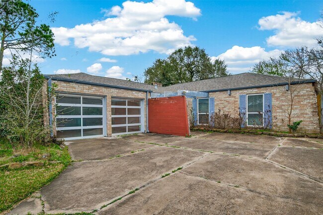 Building Photo - 2130 Round Lake Dr