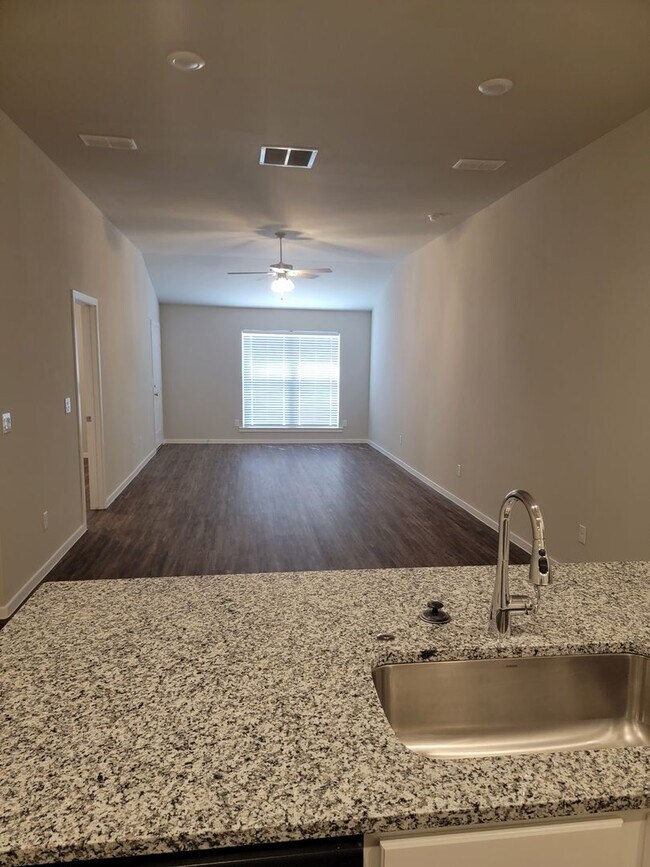 Building Photo - 2125 N Jayton Ave