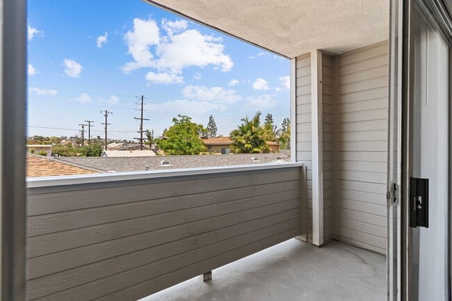 Building Photo - 1070 Loma Ave