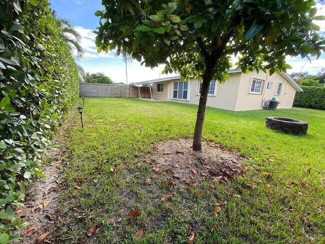 Foto del edificio - 8855 SW 41st Terrace
