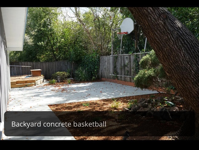 Building Photo - 525 Wisteria Way