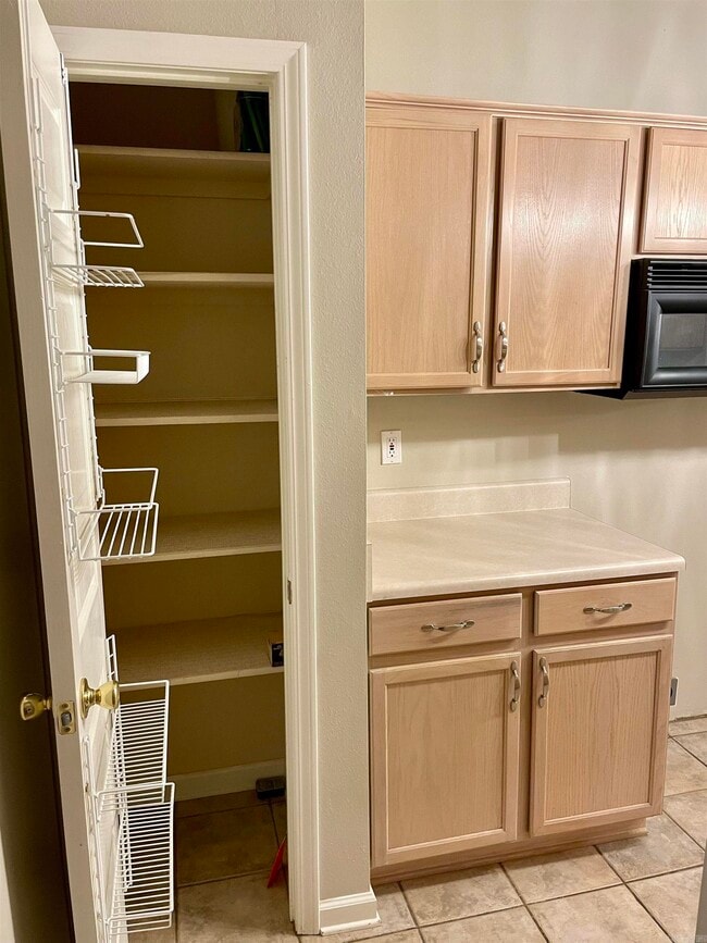 Building Photo - 404 Country Squire Ln