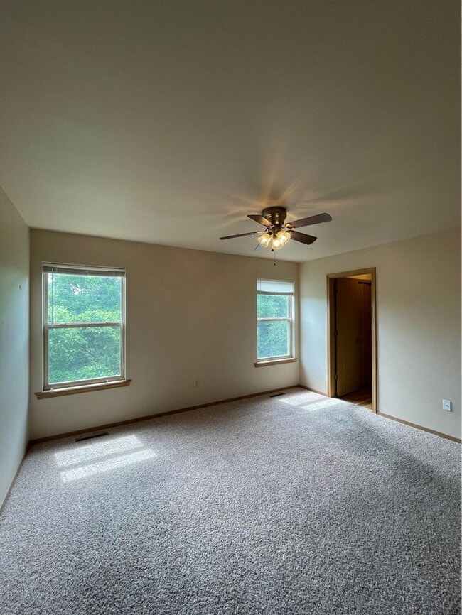 Building Photo - 12 Valley View Dr E