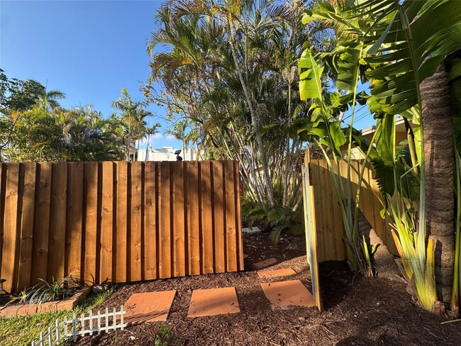 Building Photo - 1573 NE 33rd St