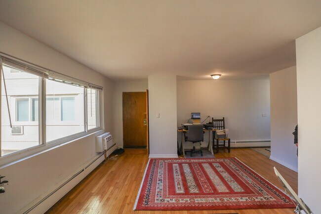Building Photo - 6719 N Hermitage Ave
