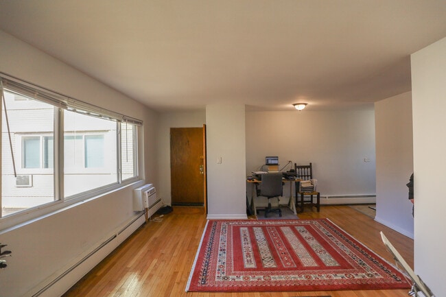 Building Photo - 6719 N Hermitage Ave