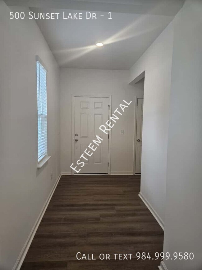 Building Photo - 500 Lake Dr