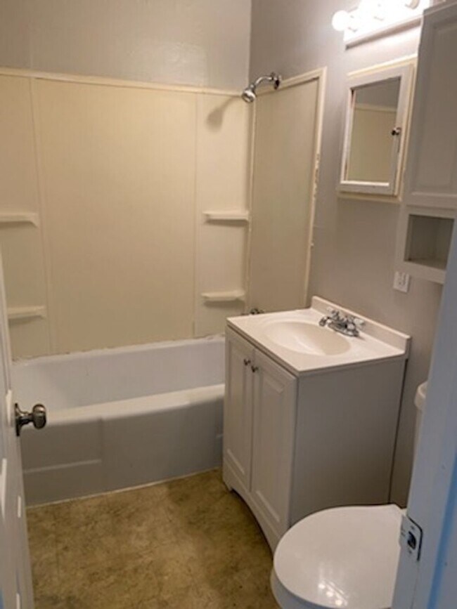 Building Photo - 1408 NW Ozmun- AVAILABLE NOW!